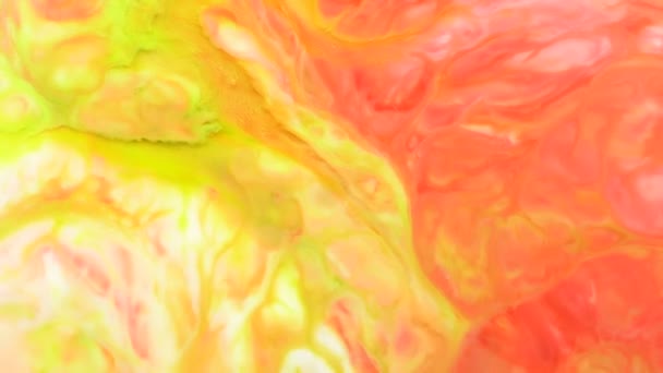 オレンジ イエロー ストリーム抽象食品カラー インクを移動または流れる背景 カラフルな食品の色インク溶解芸術概念の背景に牛乳の表面に抽象化します デザインの 3840 2160 高解像度映像 — ストック動画