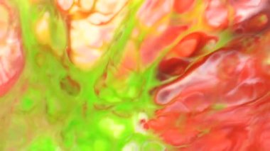 Hareketli kırmızı yeşil akışı soyut gıda renk mürekkep veya akan arka plan. Renkli gıda renk sanatsal kavram arka plan için süt yüzeyindeki mürekkep eriterek soyut. 4 k 3840 x 2160 yüksek çözünürlüklü görüntüleri tasarımı için