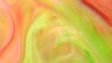 Turuncu kırmızı yeşil akışı soyut gıda renk mürekkep taşıma veya akan arka plan. Renkli gıda renk sanatsal kavram arka plan için süt yüzeyindeki mürekkep eriterek soyut. 4 k 3840 x 2160 yüksek çözünürlüklü görüntüleri tasarımı için