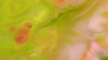 Yeşil kırmızı akışı soyut gıda renk mürekkep taşıma veya akan arka plan. Renkli gıda renk sanatsal kavram arka plan için süt yüzeyindeki mürekkep eriterek soyut. 4 k 3840 x 2160 yüksek çözünürlüklü görüntüleri tasarımı için