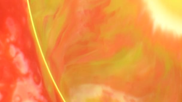 Orange Red Stream couleur alimentaire abstraite encre de fond mouvant ou fluide. Encre colorée abstraite de couleur alimentaire se dissolvant sur la surface du lait pour fond de concept artistique. 4k 3840x2160 séquences haute résolution pour la conception 