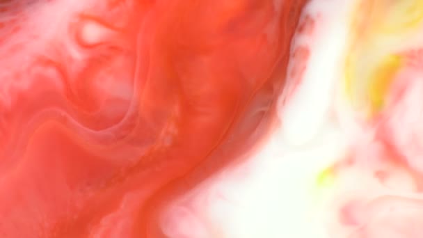 红色黄溪抽象食物颜色墨水移动或流动的背景 抽象五颜六色的食物彩色油墨溶解在牛奶表面为艺术概念背景 3840X2160 高分辨率镜头用于设计 — 图库视频影像