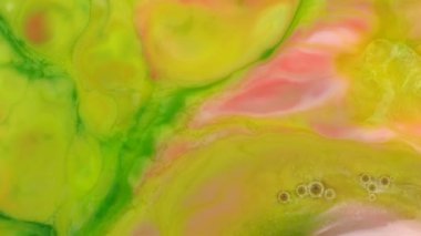 Yeşil kırmızı akışı soyut gıda renk mürekkep taşıma veya akan arka plan. Renkli gıda renk sanatsal kavram arka plan için süt yüzeyindeki mürekkep eriterek soyut. 4 k 3840 x 2160 yüksek çözünürlüklü görüntüleri tasarımı için