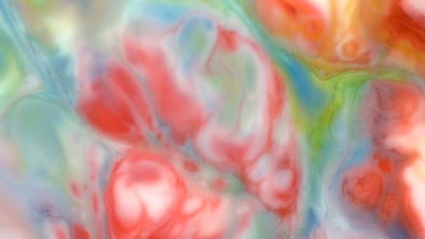 红色绿色蓝溪抽象食物颜色墨水移动或流动的背景 抽象五颜六色的食物彩色油墨溶解在牛奶表面为艺术概念背景 3840X2160 高分辨率镜头用于设计 — 图库视频影像
