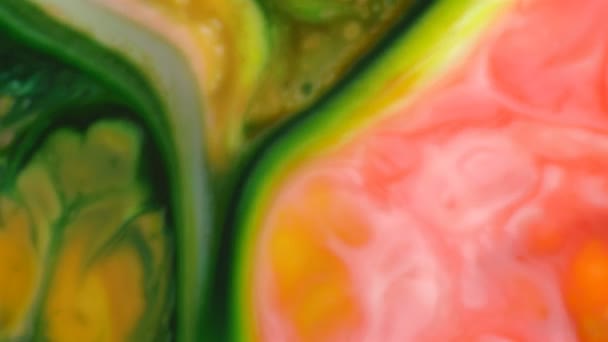 绿色红流抽象食物颜色墨水移动或流动的背景 抽象五颜六色的食物彩色油墨溶解在牛奶表面为艺术概念背景 3840X2160 高分辨率镜头用于设计 — 图库视频影像