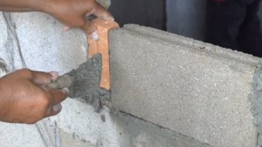 Çimento Mason veya bina Oda harç veya çimento tarafından. Semener tuğla duvar veya oda yaratıyor. 4 k 3840 x 2160 yüksek çözünürlüklü görüntüleri Sanayi kategorisi için