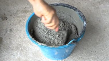 İşçi veya işçi Stiring çimento çimento kova