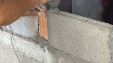 Çimento Mason veya bina Oda harç veya çimento tarafından. Semener tuğla duvar veya oda yaratıyor. 4 k 3840 x 2160 yüksek çözünürlüklü görüntüleri Sanayi kategorisi için