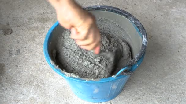 水泥桶中的人工或工人搅拌水泥 — 图库视频影像