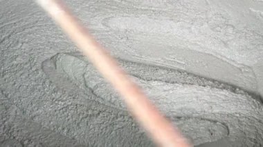 Semener veya çimento karıştırma çimento veya harç büyük çimento kova içinde. Çimento veya harç büyük çimento kova içinde. 4 k 3840 x 2160 yüksek çözünürlüklü görüntüleri Sanayi kategorisi için
