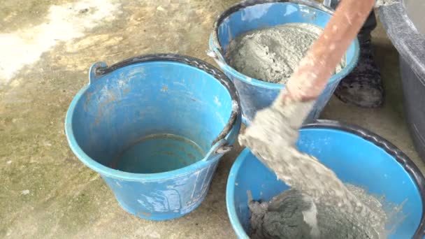 Semener Metselaar Gieten Cement Mortel Emmer Cement Cement Mortel Emmer — Stockvideo