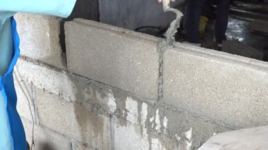 Çimento Mason veya bina Oda harç veya çimento tarafından. Semener tuğla duvar veya oda yaratıyor. 4 k 3840 x 2160 yüksek çözünürlüklü görüntüleri Sanayi kategorisi için