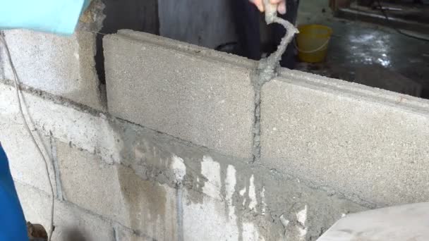 Metselaar Mason Gebouw Kamer Door Mortel Cement Semener Het Creëren — Stockvideo