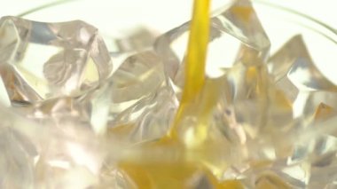 Portakal suyu buz ile cam beyaz zemin üzerine dökme. Turuncu meyve suyu sağlıklı içecek Merhaba çözünürlük görüntüleri 4k 3840 x 2160 yiyecek ve içecek kategorisi için