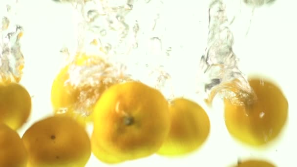 Gedaald Wegviel Kleine Oranje Fruit Drop Water Witte Achtergrond Citrusvruchten — Stockvideo