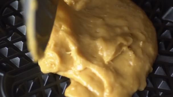 Sárga Waffle Gofrisütő Csökkenése Közelről Főzési Folyamat Vagy Desszert Finom — Stock videók