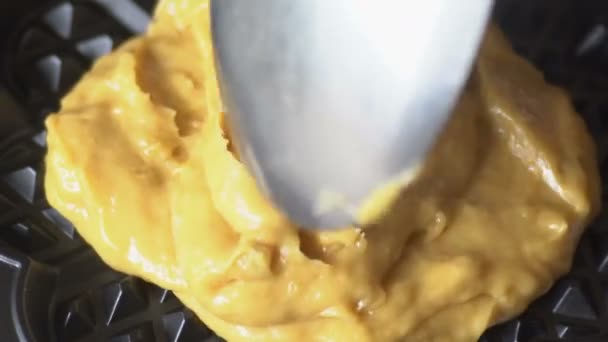 Gele Wafel Drop Wafelijzer Close Koken Proces Dessert Proces Voor — Stockvideo