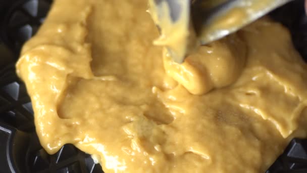 Gelbe Waffeltropfen Waffelmacher Aus Nächster Nähe Kochprozess Oder Dessert Prozess — Stockvideo
