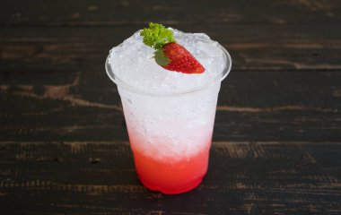 Kırmızı İtalyan Soda Soğuk İçecek ve Çilek Meyve ve Maydanoz Merkezi