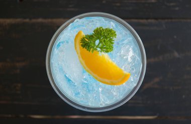 Mavi İtalyan Soda Soğuk İçecek ve Limon Meyve ve Maydanoz Düz Merkezi