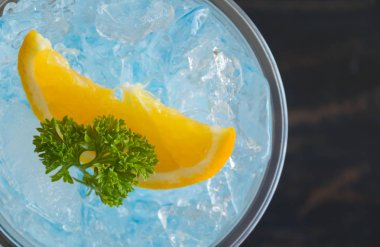 Mavi İtalyan Soda Soğuk İçecek ve Limon Meyve ve Maydanoz Düz Yarım