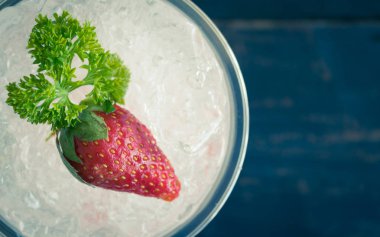 Kırmızı İtalyan Soda Soğuk İçecek ve Çilek Meyve ve Maydanoz Flatlay Yarım Vintage