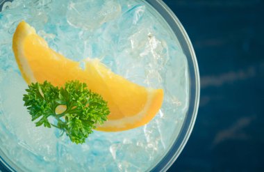 Mavi İtalyan Soda Soğuk İçecek ve Limon Meyve ve Maydanoz Flatlay Yarım Vintage