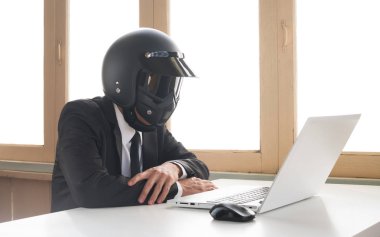 Ai Yapay Zeka İşadamı Kavramı Bekleyen Laptop Sistemi Yükleme