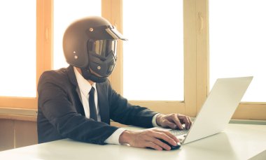 Vintage Ai Yapay Zeka İşadamı Kavramı Tıklayın Fare ve Laptop Yazma