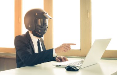 Vintage Ai Yapay Zeka İşadamı Konsept Komut veya Sipariş Laptop