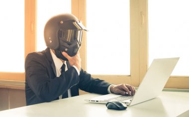 Vintage Ai Yapay Zeka İşadamı Konsept Sistemi Analizi veya Düşünmek ve Hesaplamak