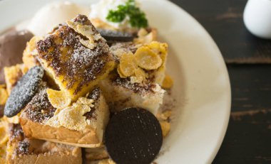 Tost Ekmek veya Tatlı ve Oreo Çerezler Dondurma Cornflakes Whi