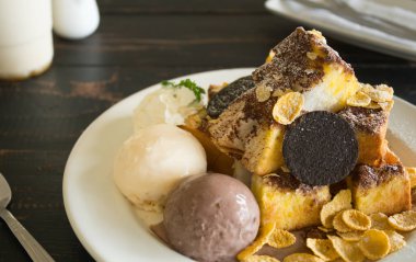 Tost Ekmek veya Tatlı ve Oreo Çerezler Dondurma Cornflakes Whi