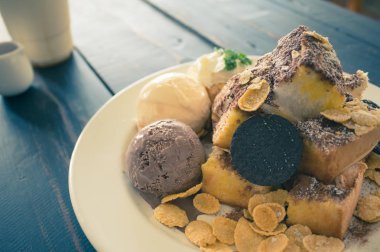 Tost Ekmek veya Tatlı ve Oreo Çerezler Dondurma Cornflakes Krem Şanti Çikolata Tozu Sağ Vintage