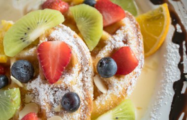 Flatlay Yarım Çilek Yaban Mersini Kivi Limon Waffle Çikolata De