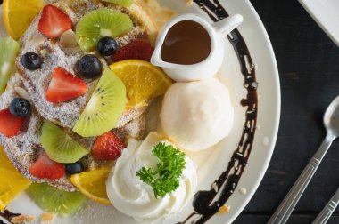Flatlay Yarım Çilek Yaban Mersini Kivi Limon Waffle Çırpılmış Crea