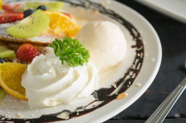 Krem şantili dondurma çikolatalı tatlı çilekli yabanmersini K