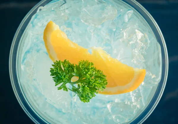 Mavi İtalyan Soda Soğuk İçecek ve Limon Meyve ve Maydanoz Flatlay Merkezi Close Up Vintage