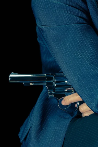Vintage man håller rostfri pistol i handen på sidan kroppen porträtt Visa — Stockfoto
