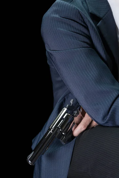 Man houden RVS pistool of shooter in de hand kant lichaam schieten hieronder in boek cover stijl — Stockfoto
