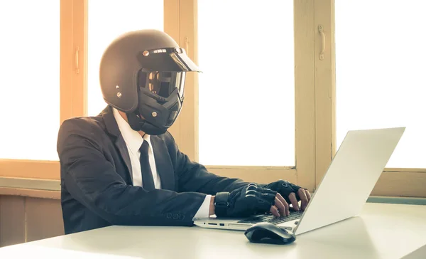 Вінтажний штучний інтелект бізнесмен концепція введення ноутбука ноутбук носити рукавичку в домашньому офісі — стокове фото