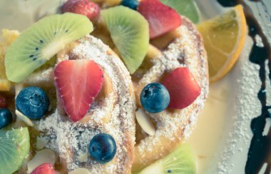 Vintage Flatlay Yarım Çilek Yaban Mersini Kivi Limon Waffle Çikolata Tatlı Close Up