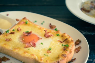 Yumurta Sarısı Pastırma Jambon Peynirekmek Tost ve Kişniş Kahvaltı için Sol Vintage