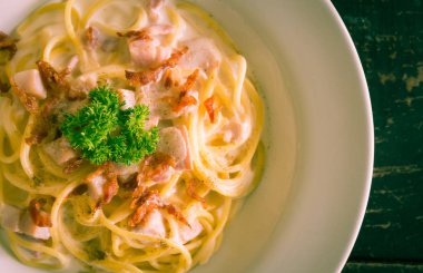 Pastırma ve Jambon ve Maydanoz ve Mayonez Sos Flatlay Yarım Retro ile Spagetti Carbonara