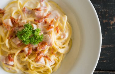 Pastırma ve Jambon ve Maydanoz ve Mayonnais ile Spagetti Carbonara