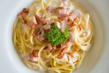 Pastırma ve Jambon ve Maydanoz ve Mayonnais ile Spagetti Carbonara