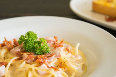 Pastırma ve Jambon ve Maydanoz ve Mayonnais ile Spagetti Carbonara
