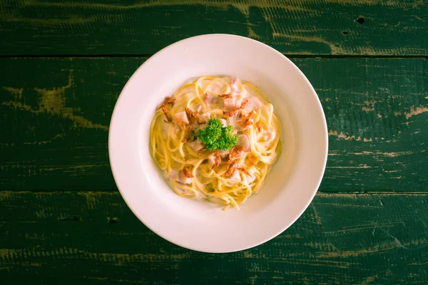 Pastırma ve Jambon ve Maydanoz ve Mayonez Sos Flatlay Merkezi Retro ile Spagetti Carbonara