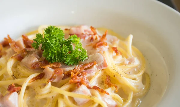 Pastırma ve Jambon ve Maydanoz ve Mayonnais ile Spagetti Carbonara
