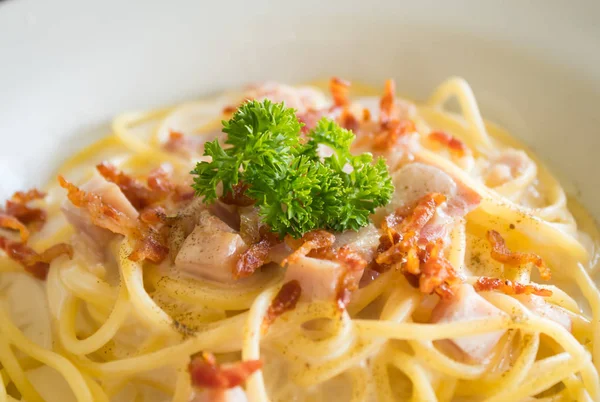 Pastırma ve Jambon ve Maydanoz ve Mayonnais ile Spagetti Carbonara